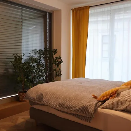 Apartment C7 Vsehrdovo Namesti 9 *
